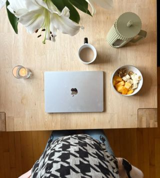 Moment of calmness. 🖤🤍 Znám ten pocit! Když i s miminkem u sebe potřebuješ ten jeden moment – poslat email, konečně se...