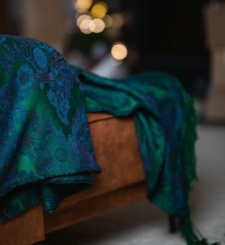 Jólin. 🎄✨Šátek v sobě nese atmosféru zimních severských nocí – hluboké zelené odstíny, temně fialové linie a jemné...